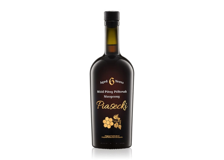 Miód pitny Piasecki Półtorak - packshot butelki na białym tle